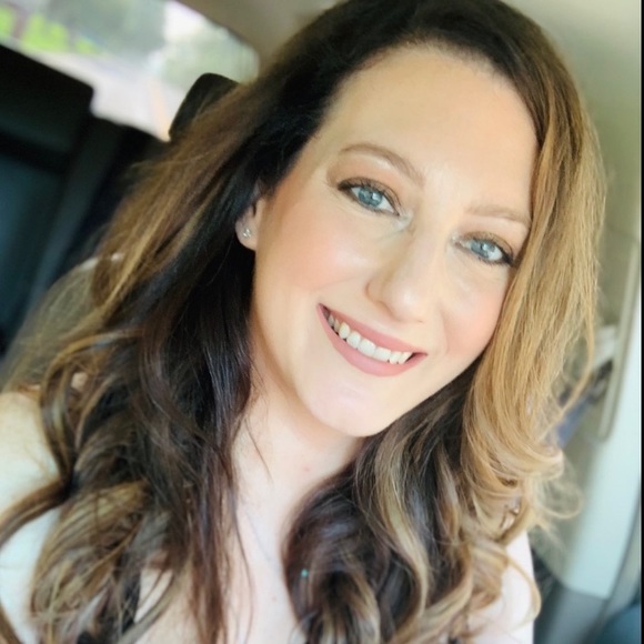 ❀ HEY YALL IM YOUR POSHER LINDSAY! THIS IS A MOTHER DAUGHTER CLOSET COME SAY 👋 - Picture 2 of 9